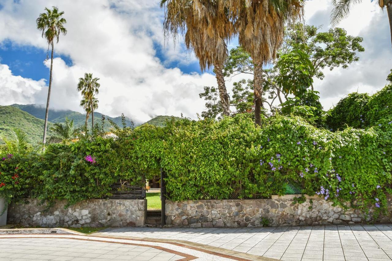 Casa Jardin-Lakeside Boutique Resort By Restavio Ахихик Экстерьер фото